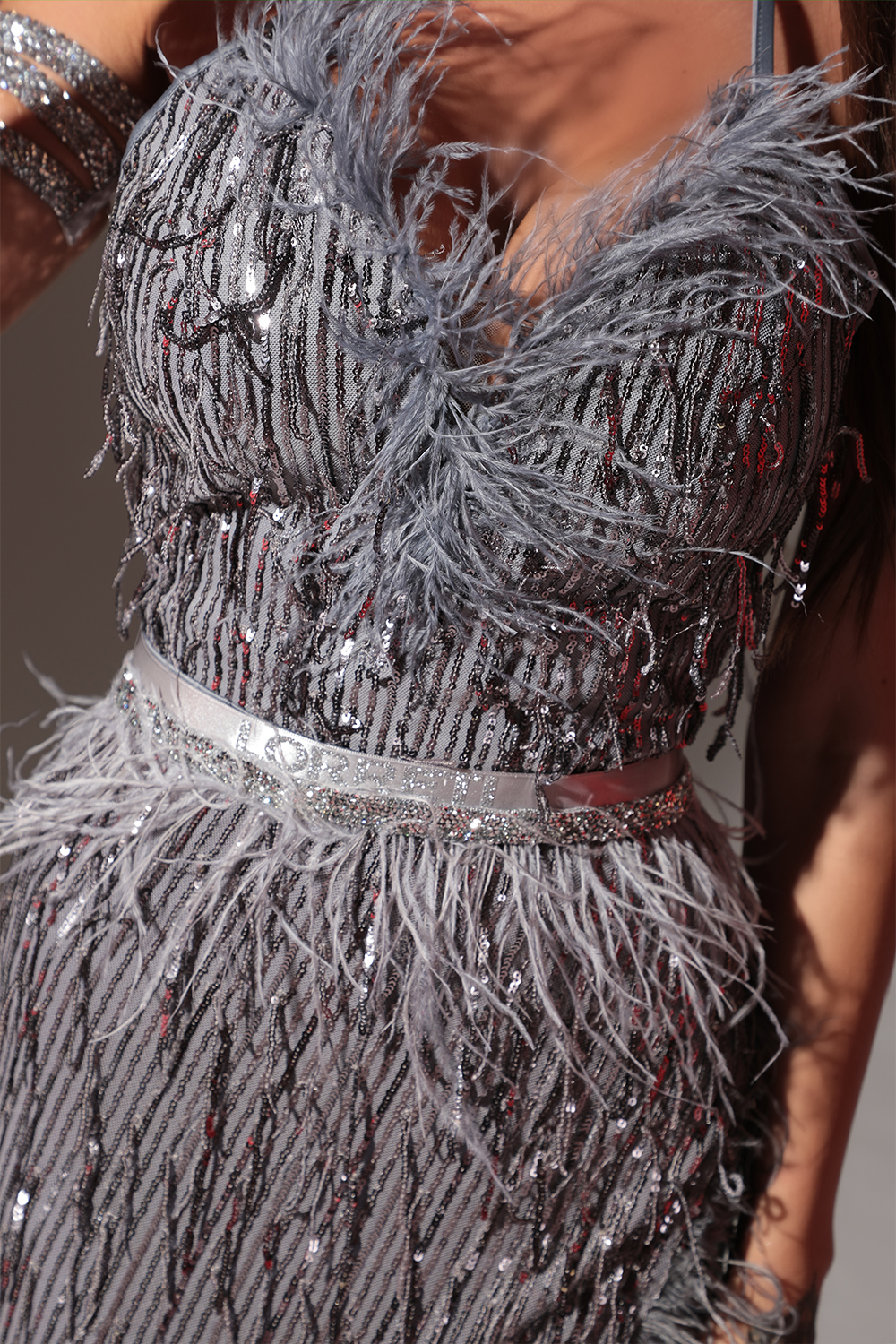 МAXI VESTITO ALAIA PAILLETTES GRIGIO SCURO МAXI VESTITO ALAIA PAILLETTES GRIGIO SCURO