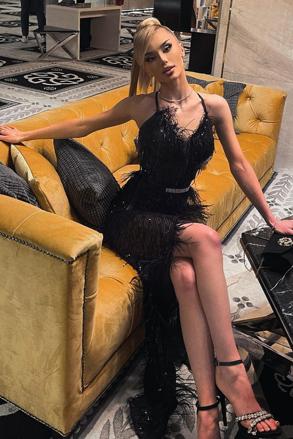 МАКСИ РОКЛЯ ALAIA ПАЙЕТИ ПЕРА ЧЕРЕН МАКСИ РОКЛЯ ALAIA ПАЙЕТИ ПЕРА ЧЕРЕН
