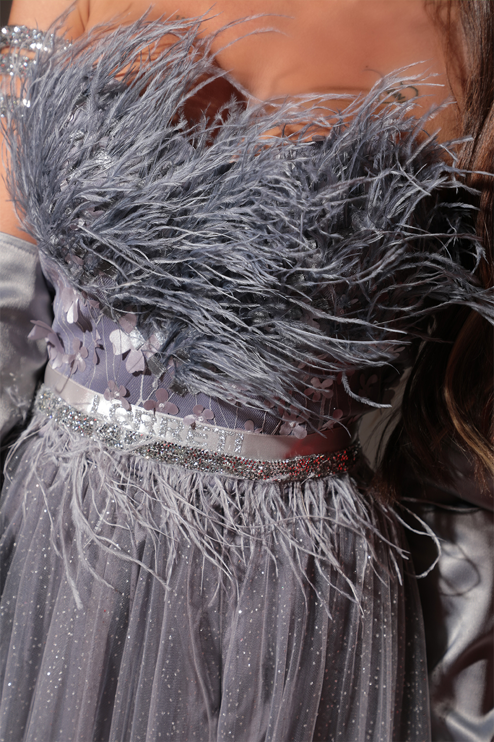 MAXI VESTIDO PENELOPE PLUMAS BROCADO DE TUL GRIS OSCURO MAXI VESTIDO PENELOPE PLUMAS BROCADO DE TUL GRIS OSCURO