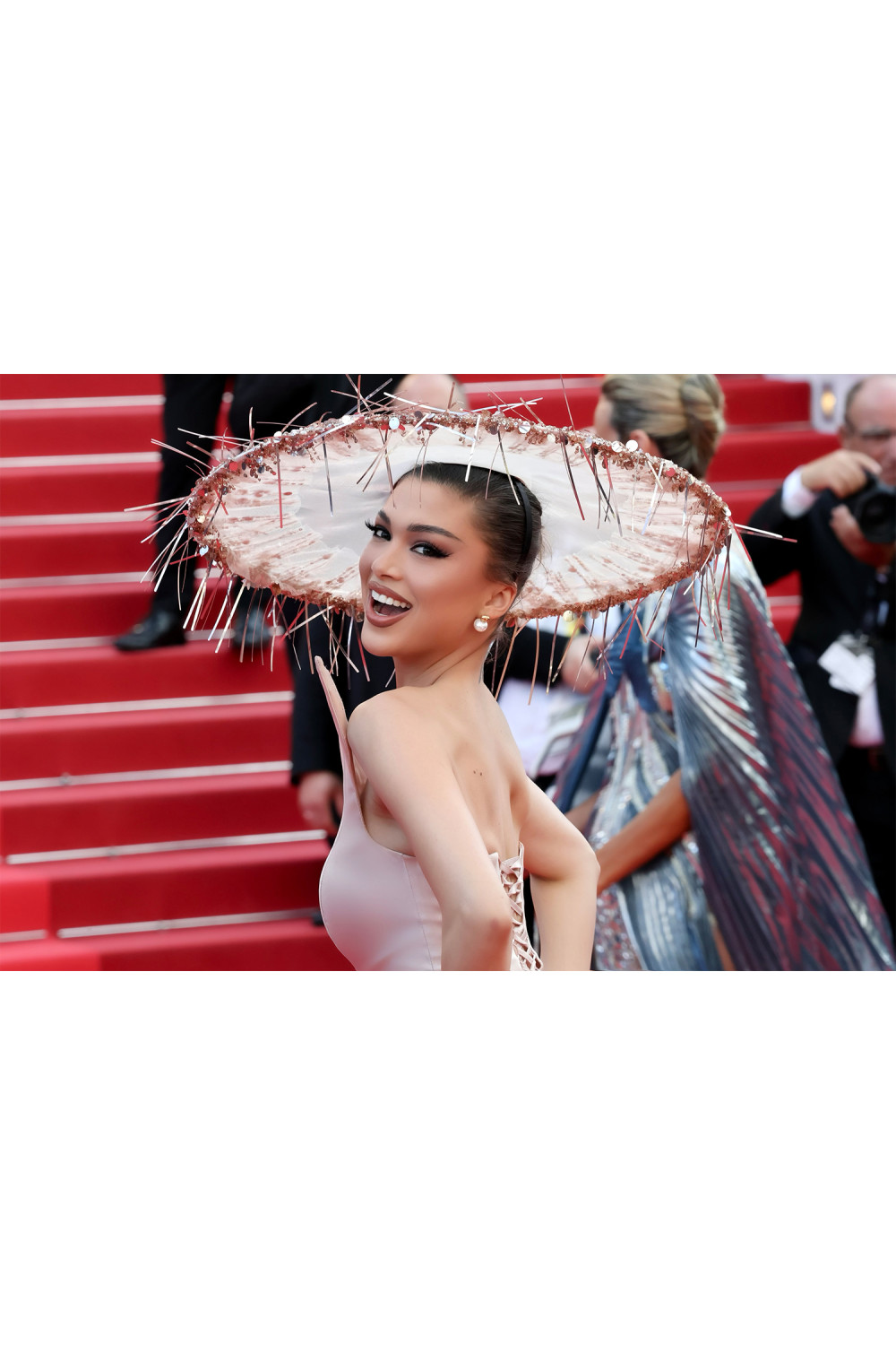 ДЪЛЪГ СЕТ ТОП С ПАНТАЛОН И ШАПКА CANNES ПАЙЕТИ САТЕН РОЗОВО ЗЛАТО