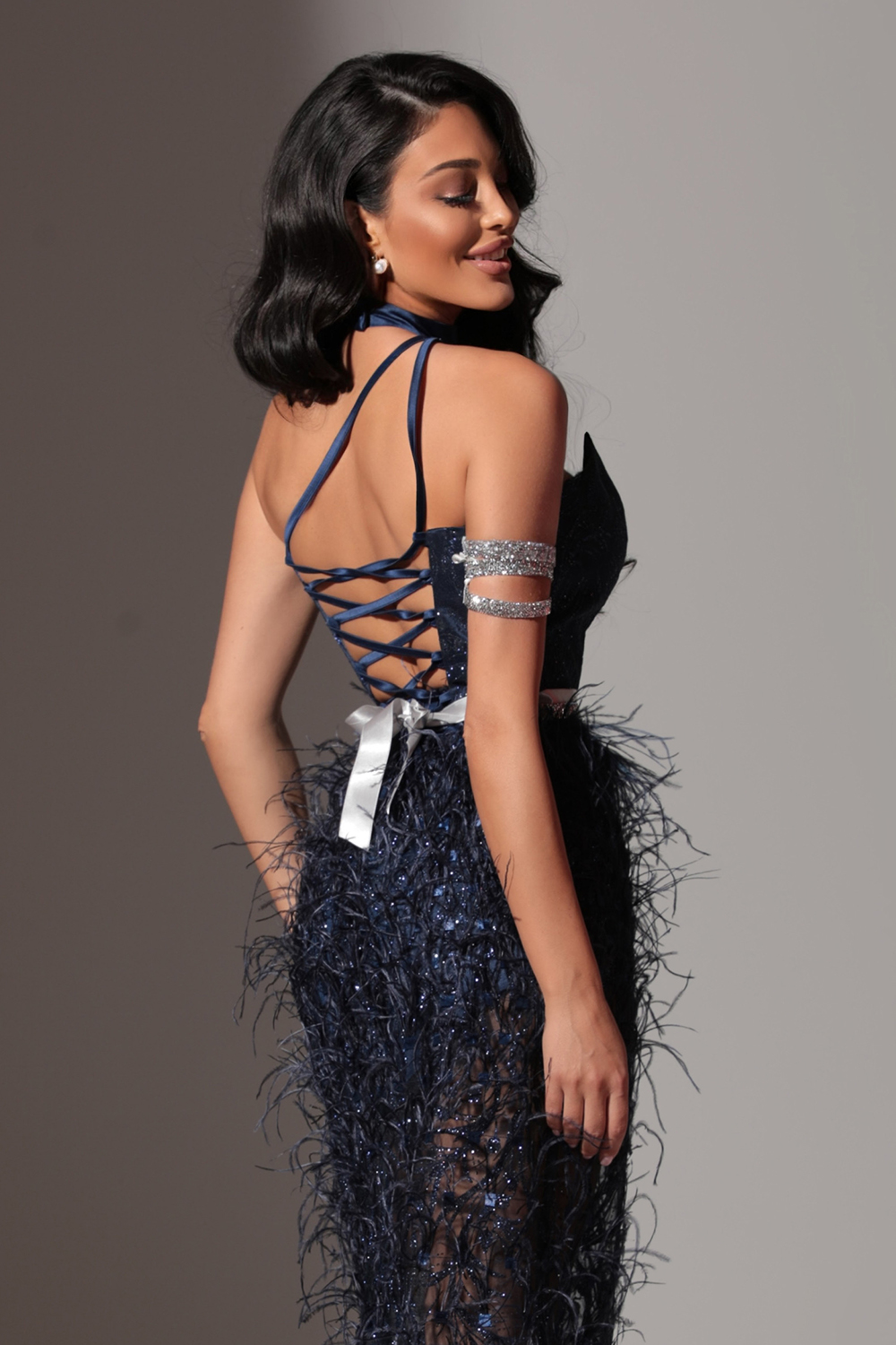 MAXI CONJUNTO TOP CON FALDA Y BUFANDA NOLAN ЕNCAJE BRILLANTE PLUMAS АZUL OSCURO
