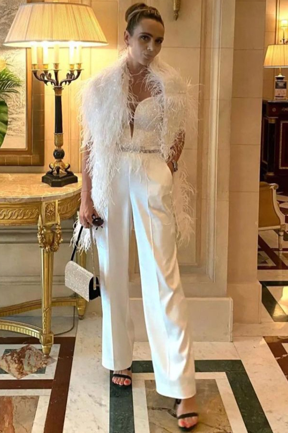 MAXI CONJUNTO TOP CON PANTALONES Y BUFANDA EVANGELINE LENTEJUELAS SATÍN PLUMAS BLANCO