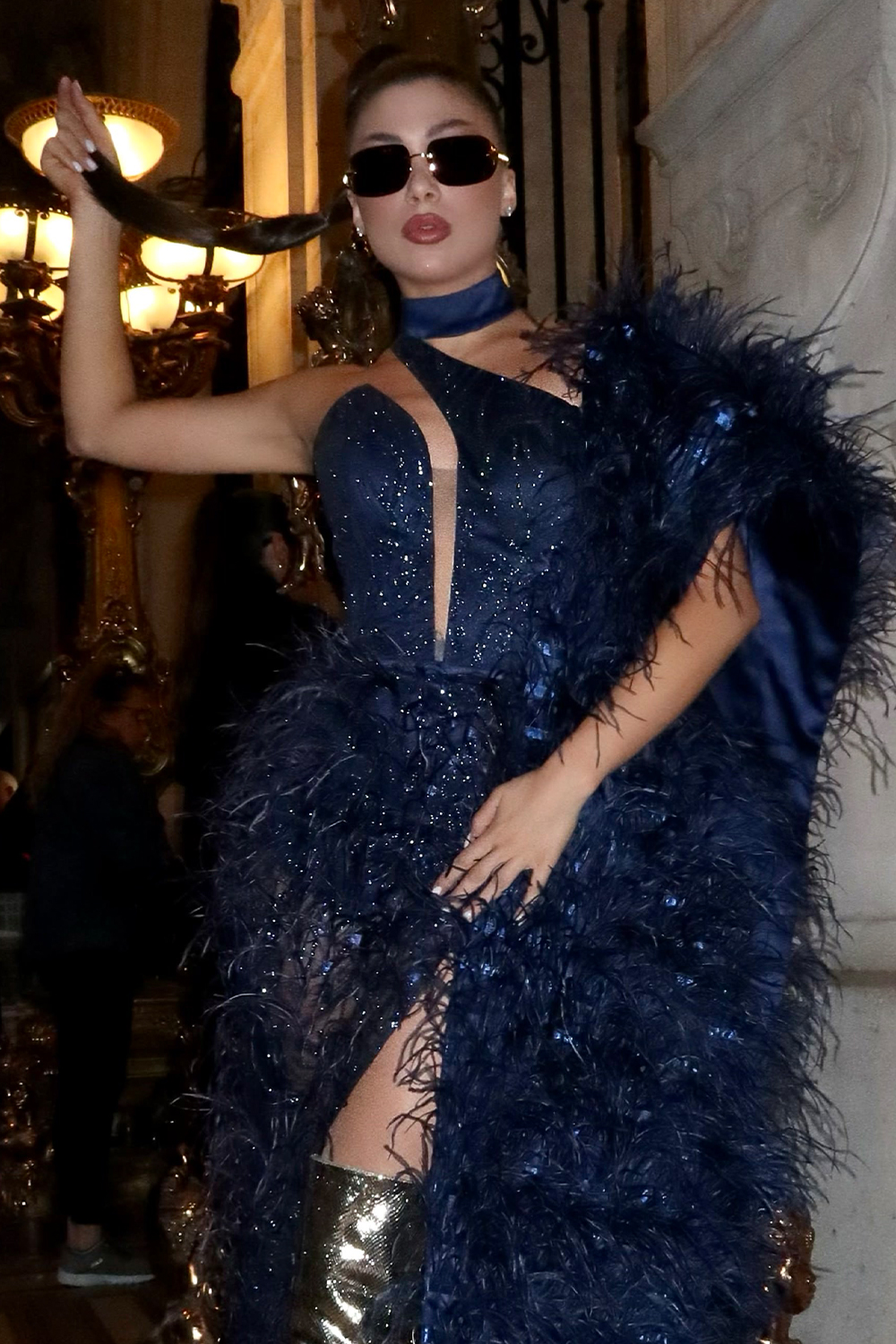 MAXI CONJUNTO TOP CON FALDA Y BUFANDA NOLAN ЕNCAJE BRILLANTE PLUMAS АZUL OSCURO