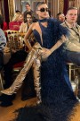 MAXI CONJUNTO TOP CON FALDA Y BUFANDA NOLAN ЕNCAJE BRILLANTE PLUMAS АZUL OSCURO