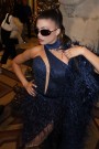 MAXI CONJUNTO TOP CON FALDA Y BUFANDA NOLAN ЕNCAJE BRILLANTE PLUMAS АZUL OSCURO