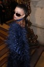 MAXI CONJUNTO TOP CON FALDA Y BUFANDA NOLAN ЕNCAJE BRILLANTE PLUMAS АZUL OSCURO