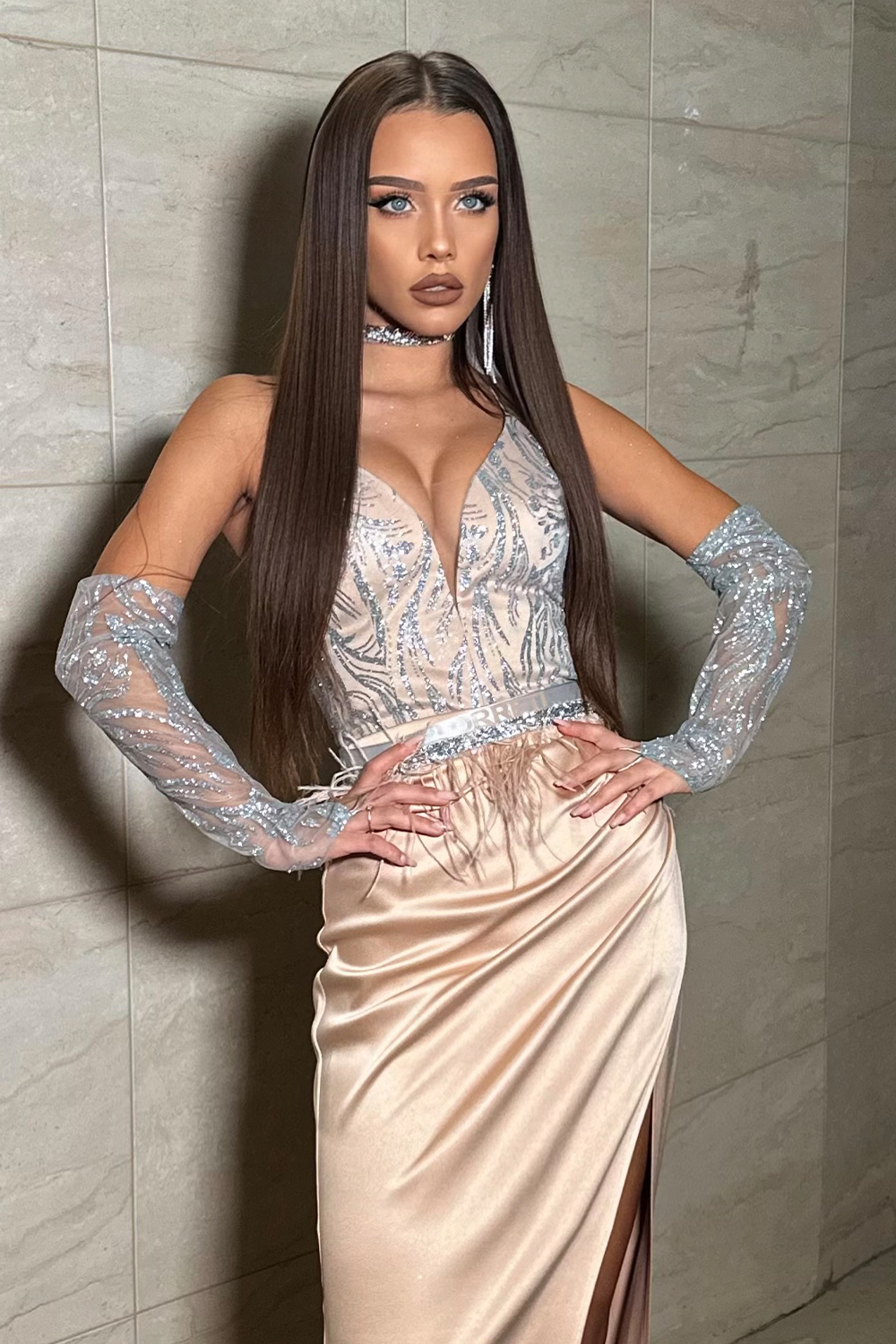 MAXI CONJUNTO TOP CON FALDA ARABELLA ЕNCAJE BRILLANTE SATÍN NUDE CON PLATEADO MAXI CONJUNTO TOP CON FALDA ARABELLA ЕNCAJE BRILLANTE SATÍN NUDE CON PLATEADO